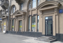 Алюминиевые конструкции мгут гармонично смотреться в старинных зданиях